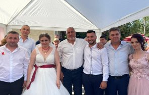 първо пик бойко борисов аплодиран сватба насред село медовец поздравиха кръшни хора отсече българия единство толерантност обновена снимки видео