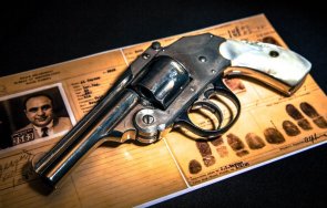 предлагат търг любимия пистолет капоне