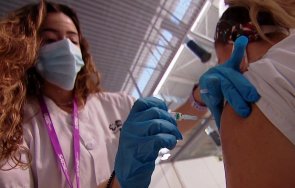 половината младежи испания имат поне една доза covid ваксина