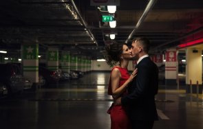 Двама се целуват