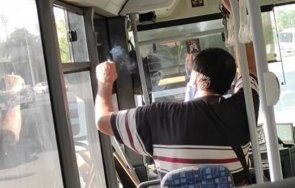 кондуктор запали цигара градския транспорт