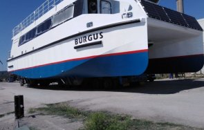 кръщават официално септември новия туристически катамаран бургус