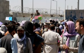 окървавеният кабул трупа експлозии летището сред загиналите американски военни