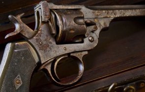 продадоха млн долара пистолета убит били хлапето