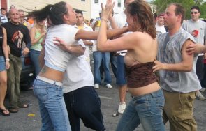 три жени млатиха брутално айтоския дон жуан