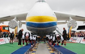 осем яки украинци издърпаха големия самолет света