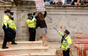 екоактивисти вандали боядиха фонтана бъкингамския дворец