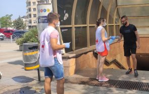 доброволци бчк раздават брошури безопасността ваксините