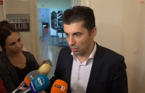 първо пик кирил петков продължава показва документа гражданството рекламира мерки ваксинацията обновена