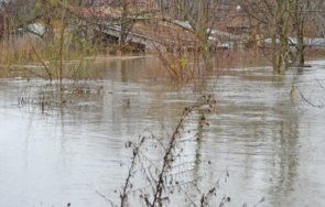 опасно нивата реките вдигат критично заради валежите