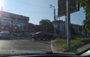 мерцедес разби преграда водната палата пловдив