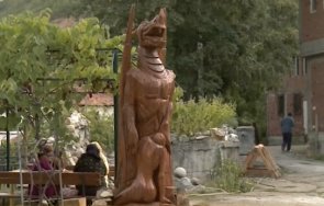 дървена скулптура възмути социалните мрежи