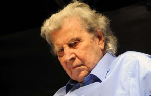 тъжна вест почина големият микис теодоракис