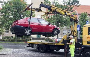 паяк потроши кола докато вдига снимки