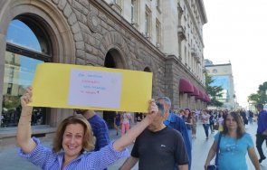 стойчо кацаров скри протестиращи подкрепа присъственото обучение снимки