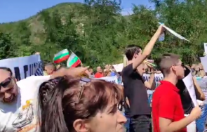 ресторантьори блокираха главен път