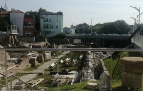 вдигат три антични колони римския форум пловдив