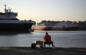 силни ветрове спряха фериботите гърция