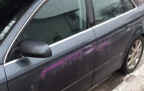 напръскаха кола спрей спукаха гумите