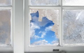 побеснели жени изпочупиха стъкла врати съседки заради стара вражда