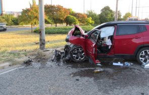 джип разби стълб русе ранени снимки