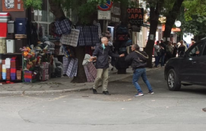 уличен екшън мъже млатиха очите минувачи бургас видео