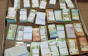 митничари спипаха недекларирани 228 900 евро 252 920 долара кабината камион