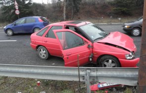 мъж болница хвърли автомобил каварна