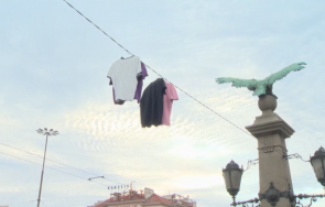 опънаха простор дрехи насред орлов мост