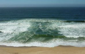 трагедията огромна морето китен повлякло две сестри случаен очевидец спасил едната