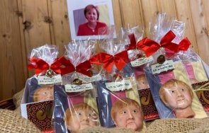 схрускаш сладкар прави копия ангела меркел марципан видео