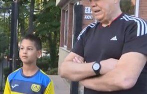 детски футболен отбор треньорът извадиха жена отломките катастофирала кола