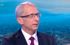 просветният министър учителите ваксинирани учениците около справихме имунизирането преподавателите недоверие обществото