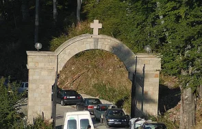 хиляди вярващи стичат кръстова гора