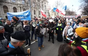 големи протести виена варшава ограничителните мерки