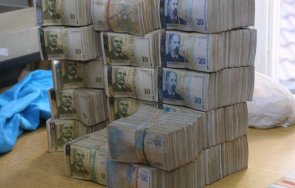 изтеглените големи кредити една трета повече