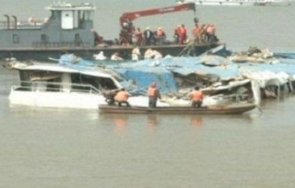 кораб преобърна китай осем души загинали