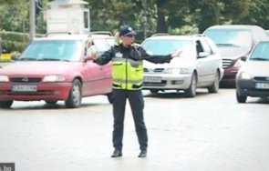 пътни полицаи регулират натоварено кръстовище пловдив