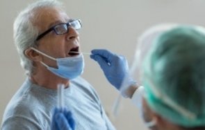 американски експерти препоръчаха трета доза ваксина годишните