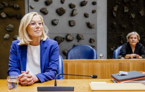 външната министърка нидерландия подаде оставка заради афганистан