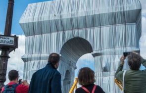 Демонтажът на Опакованата Триумфална арка започна в Париж Алпинисти и