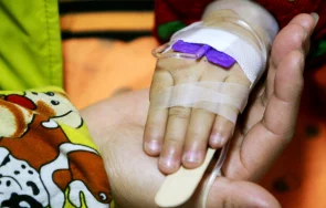 две деца социален дом приети болница covid