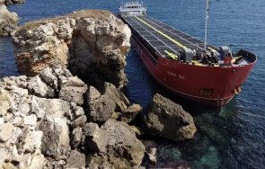 водолази отново гмуркат заседналия камен бряг кораб вера