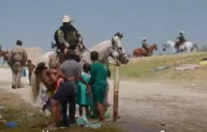 американски граничари шокираха целия свят отблъскват хиляди мигранти коне бичове видео