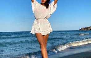 секси наталия гуркова спира дъха приседнала скала морето снимка