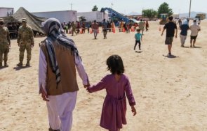 шефът пентагона инспектира военна база джърси настанени афганистански бежанци