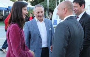 атрактивна нощ спорта привлече стотици пространството ндк снимки