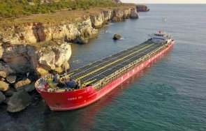 накрая транспортният министър нареди незабавно разтоварване изтегляне заседналия товарен кораб