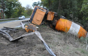 бетоновоз обърнал пътя софия самоков шофьорът откаран болница
