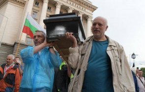 слугата минеков изписва вежди борисов